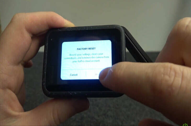 मुंबई पुलिस का विवादित मामला: कैमरा अलाउड नहीं कहने पर कपल संग की बदसलूकी,&nbsp;गोप्रो तोड़ने का वीडियो वायरल