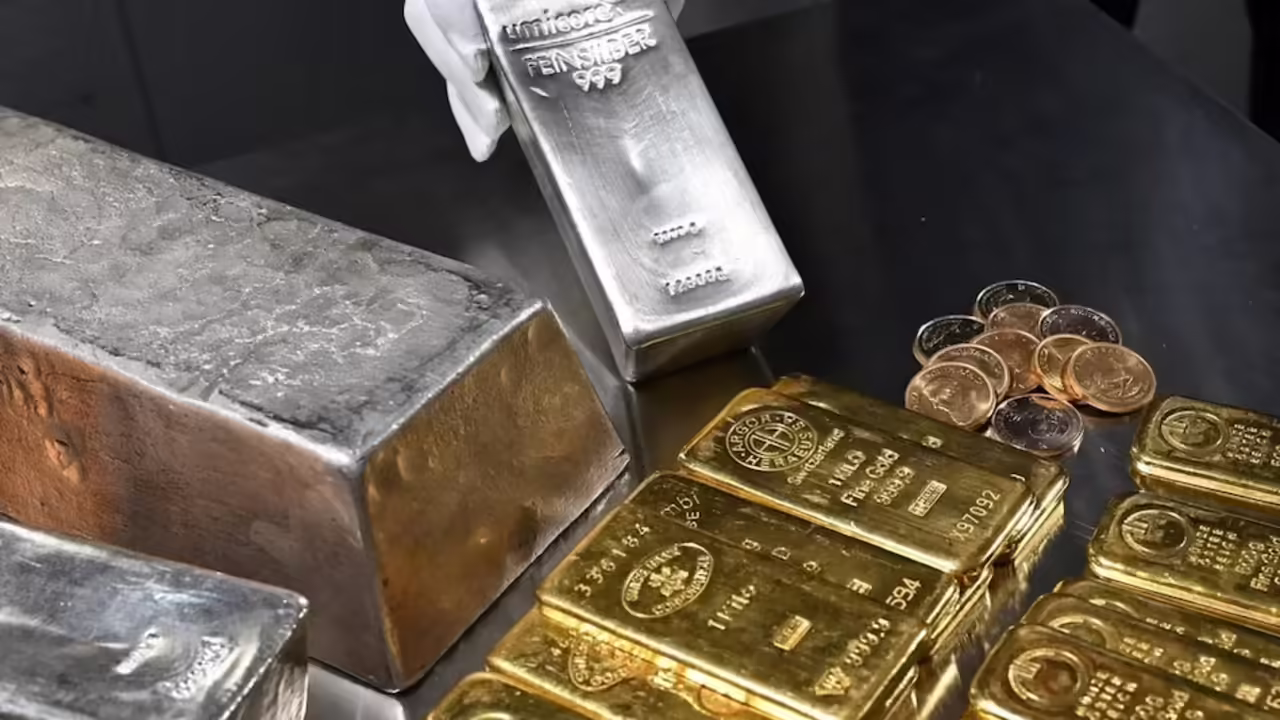 Gold-Silver Rate Update: सोना खरीदने वालों की हुई बल्ले-बल्ले, ₹2,000 तक सस्ता हुआ गोल्ड; जानिए आज चांदी का भाव