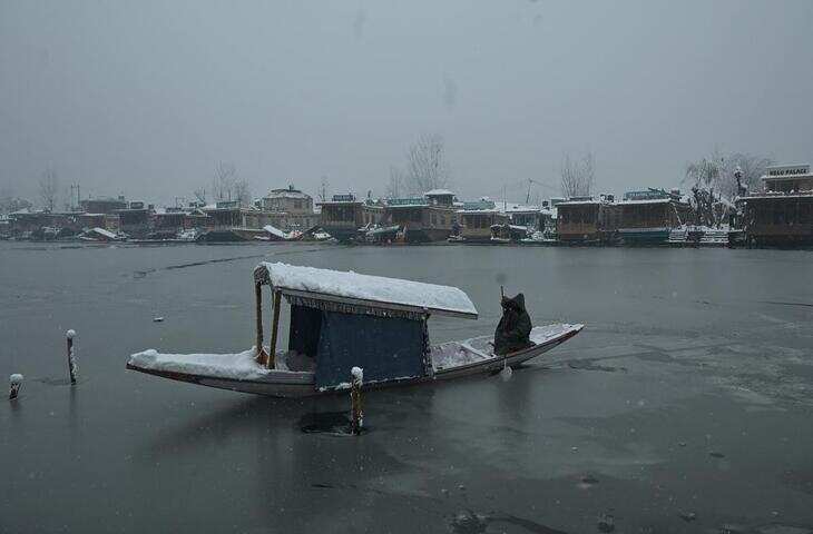 कश्मीर में बर्फबारी से बिजली आपूर्ति, हवाई यातायात और सड़क यातायात बुरी तरह प्रभावित, पर्यटक की मौत