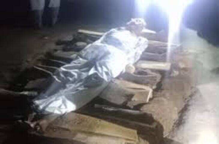 वीडियो में देखें भरतपुर में अंधेरे में अंतिम संस्कार, श्मशान में लाइट नहीं, मोबाइल टॉर्च की रोशनी में हुई सभी रस्में