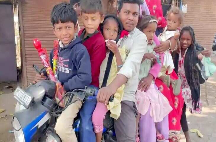 Traffic Rules की उड़ाई धज्जियां! एक बाइक पर 9 सवारियां लेकर निकला शख्स, Video देख भौचक्के रह गए यूजर्स&nbsp;
