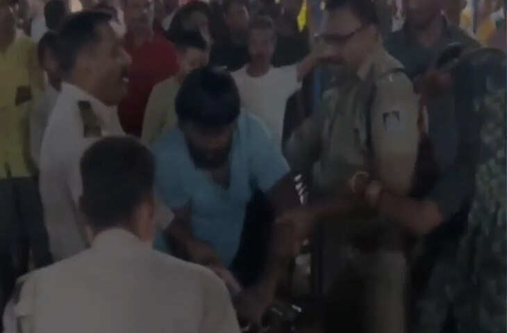 बाजार के बीच इंस्पेक्टर की दादागिरी! कपvल को घसीटा, VIDEO हुआ वायरल