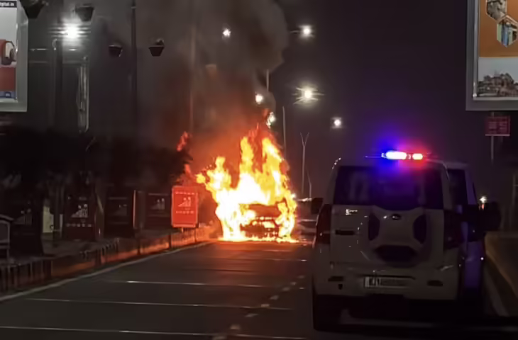 वीडियो में देखें जयपुर में चलती कार बनी आग का गोला, जीटी पुलिया पर CNG कार में भीषण आग, बाल-बाल बचे तीन लोग