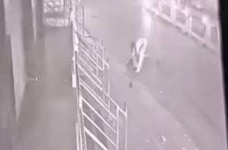 वीडियो में देखें बेंगलुरु में घायल पति की मदद के लिए गिड़गिड़ाती रही पत्नी, अस्पतालों और एंबुलेंस की कमी ने ली जान