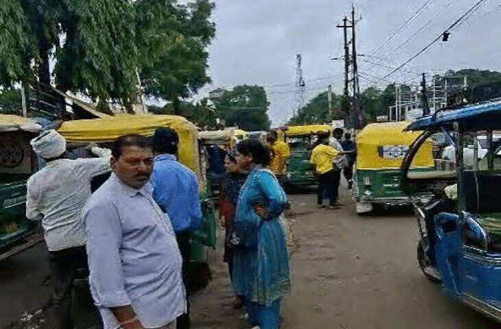 भोपाल में टैक्सी हड़ताल से यात्री परेशान, रेलवे स्टेशन पर कैब नहीं मिली, ऑटो चालक मांग रहे डेढ़ से दो गुना किराया