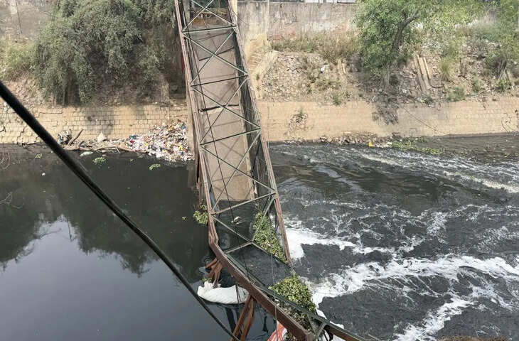 राजधानी दिल्ली के रूप नगर इलाके में एक बड़ा हादसा सामने आया है, जहां एक फुट ओवरब्रिज अचानक ढह गया। इस घटना में एक महिला घायल हो गई, जिसे तुरंत अस्पताल में भर्ती कराया गया है।  दिल्ली अग्निशमन सेवा के अनुसार, उन्हें सुबह करीब 9:30 बजे फुट ओवरब्रिज गिरने की सूचना मिली थी। सूचना मिलते ही कई दमकल गाड़ियां मौके पर पहुंचीं और राहत एवं बचाव कार्य शुरू किया गया।  अधिकारियों ने बताया कि हादसे के समय एक महिला ब्रिज पर मौजूद थी, जो अचानक ब्रिज गिरने के साथ नीचे नाले में गिर गई। महिला की पहचान एक भिखारी के रूप में बताई जा रही है। घायल महिला को तुरंत अस्पताल पहुंचाया गया, जहां उसका इलाज जारी है।  इस घटना के बाद इलाके में अफरा-तफरी का माहौल बन गया। स्थानीय लोग भी मौके पर जमा हो गए और प्रशासन पर सवाल उठाने लगे। लोगों का कहना है कि फुट ओवरब्रिज की स्थिति पहले से ही खराब थी, लेकिन समय रहते मरम्मत नहीं की गई।  फिलहाल, प्रशासन द्वारा हादसे के कारणों की जांच की जा रही है। प्रारंभिक तौर पर आशंका जताई जा रही है कि ब्रिज के जर्जर होने के कारण यह हादसा हुआ है।  अधिकारियों ने आश्वासन दिया है कि मामले की गहन जांच की जाएगी और दोषियों के खिलाफ कार्रवाई की जाएगी। साथ ही, शहर में अन्य जर्जर संरचनाओं की जांच भी की जाएगी, ताकि भविष्य में ऐसे हादसों को रोका जा सके।