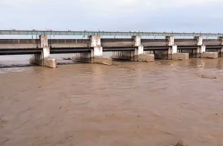 नेपाल से बिहार आ रहा भारी पानी, गंडक-कोसी में बढ़ा दबाव; हाई अलर्ट, फिर मंडराया बाढ़ का खतरा
