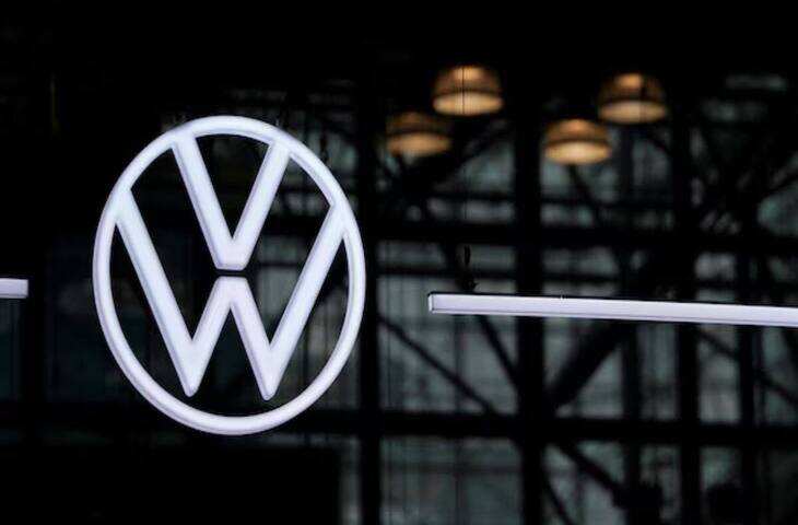 Volkswagen Layoffs: 50,000 नौकरियों पर संकट,&nbsp;जानें क्यों बढ़ रही हैं कंपनी की मुश्किलें