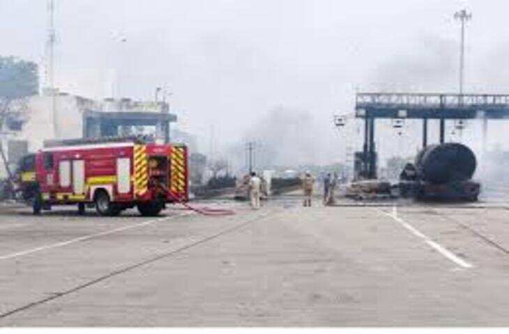 कौशांबी में भीषण हादसा: LPG टैंकर टोल प्लाजा से टकराया, धमाके के बाद आग; चालक की जिंदा जलकर मौत