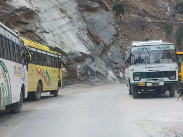 Shimla 20 से अधिक सरकारी बसों के साथ दर्जनों निजी वाहन और ट्रक फंसे रहे; लोगों ने कहा- सरकार को जल्दी बाहर करो