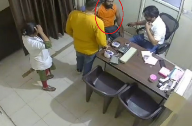 क्लिनिक में डॉक्टर के सामने ही आ गया शख्स को हार्ट अटैक, सीसीटीवी में कैद हुई लाइव मौत