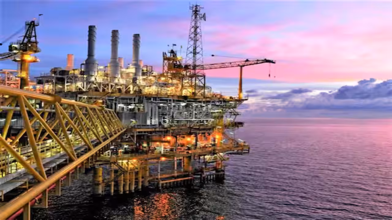 Crude Oil Price: 80 डॉलर से नीचे फिसला कच्चा तेल, क्या अब घटेंगे पेट्रोल-डीजल के दाम? जानें पूरी अपडेट