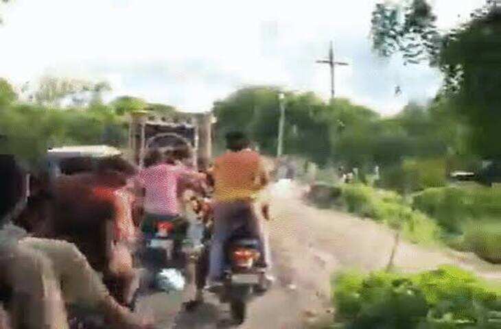कानपुर में गणेश विसर्जन जुलूस पर हमला, 4 सेकेंड में 3 धमाके; लाठी-डंडों से भक्तों को पीटा, गाड़ियां तोड़ीं