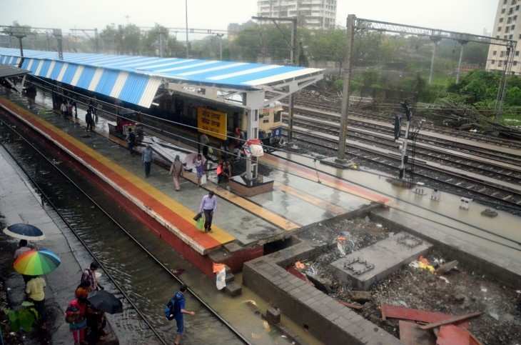  कुछ दिनों में गुजरात और मध्य प्रदेश में भारी बारिश ने पश्चिमी रेलवे पर मुंबई-दिल्ली सेक्टर पर कई लंबी दूरी की ट्रेनों के शेड्यूल को बिगाड़ दिया है। अधिकारियों ने सोमवार को यह जानका