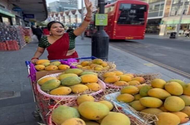 Mango in London: लंदन की गलियों में गूंजा &lsquo;आम ले लो आम&rsquo;! देसी अंदाज देख लोग रह गए हैरान, वीडियो वायरल