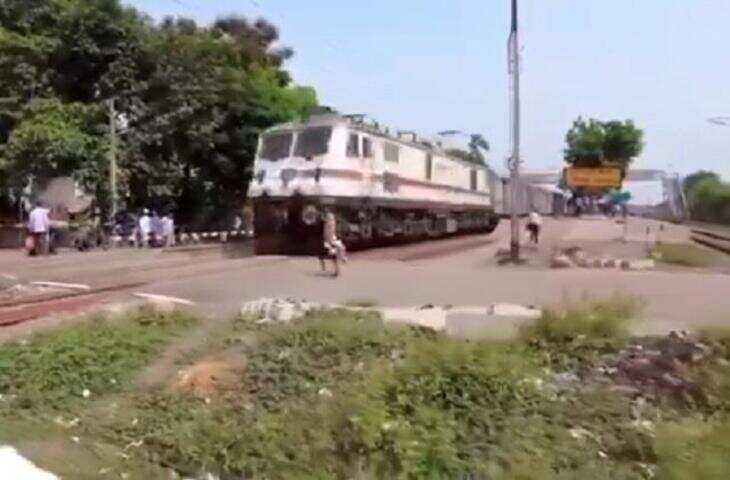 ईयरफोन लगाकर चल रहा था युवक पास से गुजर गई राजधानी, वीडियो देख काँप जाएगी रूह&nbsp;