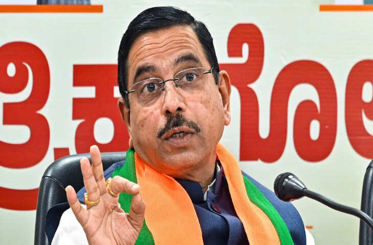 'प्रधान के बाद प्रह्लाद आते हैं...' धर्मेंद्र प्रधान के इस्तीफे पर सोशल मीडिया यूजर्स ने ऐसे लिए मजे, पंचायत ट्रेंड में