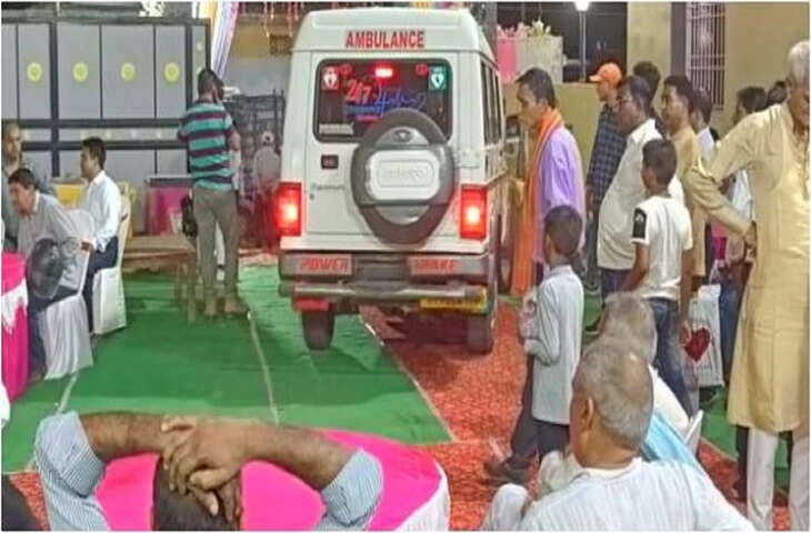 Video: घोड़ी नहीं, एंबुलेंस पर सवार होकर दुल्हन लेने पहुंचा दूल्हा, वजह जान रह जाएंगे दंग&nbsp;
