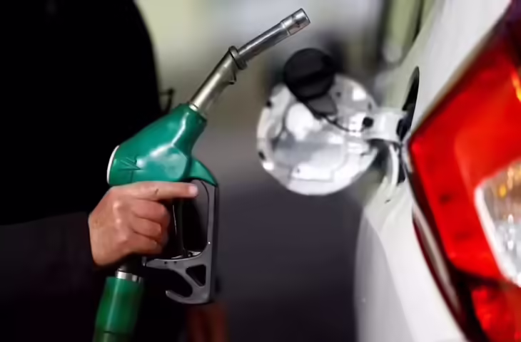 Petrol-Diesel Crisis: सरकार का बड़ा ऐलान अब इससे ज्यादा नहीं खरीद पाएंगे पेट्रोल- डीजल,&nbsp;नियम तोड़ने पर होगी कार्यवाही&nbsp;