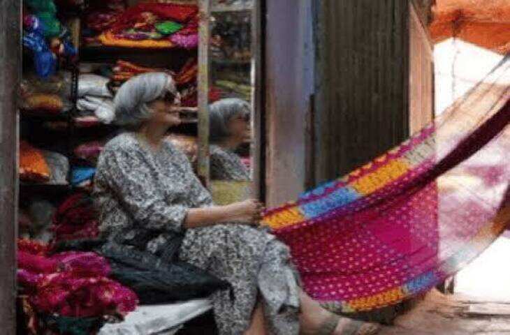 जयपुर की गलियों में घूमीं जीनत अमान, जौहरी बाजार में की खरीदारी; फुटेज में देंखे रामबाग पैलेस में हाई टी और हस्तरेखा विशेषज्ञ से मुलाकात