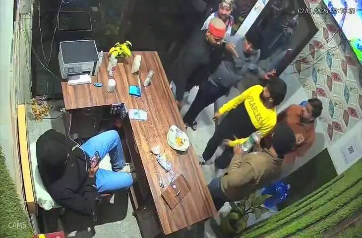 होटल के बाहर कार को लेकर छिड गई लडाई, वीडियो वायरल