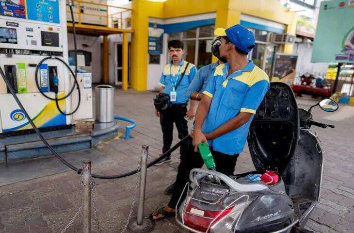 Petrol Diesel Price Update: घर से निकलने से पहले जान लें आपके शहर में पेट्रोल-डीजल के ताजा रेट, क्या आज बढ़ी कीमतें?
