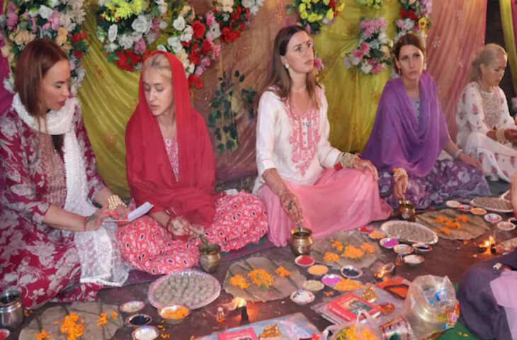 रूस से बिहार पहुंचीं 5 महिलाएं, पूर्वजों के मोक्ष के लिए किया पिंडदान, देवघाट पर ऐसी आस्था देख भावुक हुए लोग