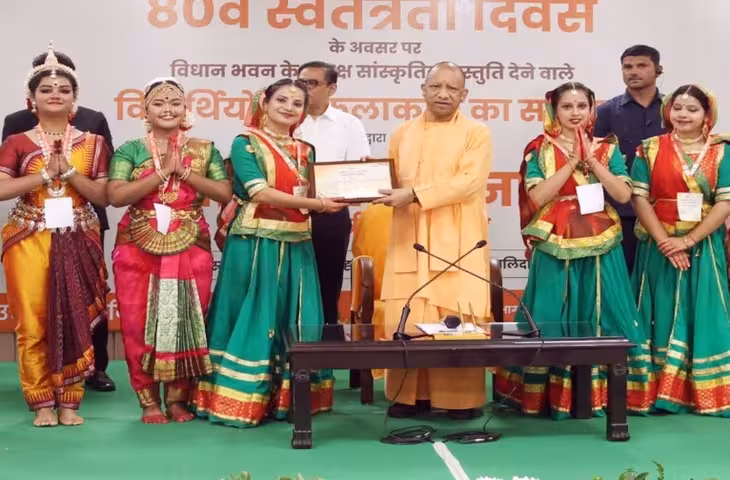 स्वतंत्रता दिवस कार्यक्रम में CM योगी का अनोखा अंदाज, कलाकारों से बोले- &lsquo;आप गा सकते हैं, मैं गा नहीं सकता, लेकिन...&rsquo;