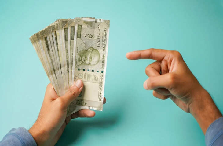 8th Pay Commission: पेंशनर्स ने उठाई बड़ी मांग, क्या वेतन के बराबर मिलेगी पेंशन? जानिए पूरा मामला