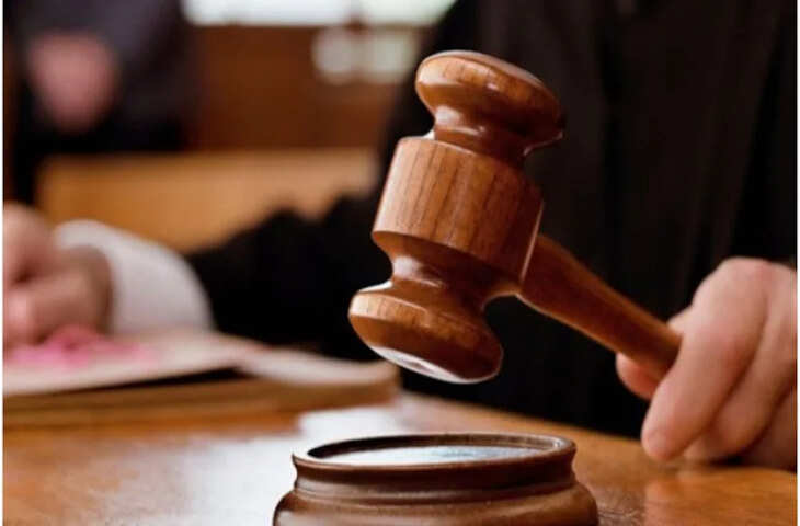 राजस्थान हाईकोर्ट ने हाल ही में पुलिस द्वारा गिरफ्तार व्यक्तियों के थाने के बाहर बैठाकर फोटो खींचने और उन्हें मीडिया व सोशल मीडिया में अपमानजनक तरीके से प्रसारित करने के खिलाफ स्वप्रेरणा संज्ञान लिया है। जस्टिस फरजंद अली की एकलपीठ ने इस मामले में स्पष्ट किया कि किसी भी आरोपी को अपराधी की तरह सार्वजनिक रूप से प्रस्तुत करना न केवल असंवैधानिक है, बल्कि संविधान के अनुच्छेद 21 के अंतर्गत प्रदत्त जीवन और गरिमा के अधिकार का सीधा उल्लंघन है।  हाईकोर्ट के अंतरिम आदेश के तहत, पुलिस द्वारा अपलोड की गई गिरफ्तार व्यक्तियों की सभी तस्वीरें और संबंधित सामग्री को तुरंत सोशल मीडिया, वेब पोर्टल और अन्य प्लेटफॉर्म्स से हटाने का निर्देश दिया गया है। अदालत ने कहा कि यह कदम आरोपियों और गिरफ्तार व्यक्तियों के मानवाधिकारों की रक्षा के लिए जरूरी है।  जस्टिस फरजंद अली ने अपने आदेश में उल्लेख किया कि गिरफ्तार व्यक्तियों को अपराधी की तरह पेश करना उनके मानव गरिमा और व्यक्तिगत सम्मान के लिए खतरा है। उन्होंने स्पष्ट किया कि पुलिस को गिरफ्तारी की प्रक्रिया में अनुशासन, सम्मान और कानूनी प्रोटोकॉल का पालन करना अनिवार्य है।  इस मामले पर हाईकोर्ट ने यह भी कहा कि सोशल मीडिया और मीडिया प्लेटफॉर्म्स पर आरोपी की फोटो अपलोड करना सिर्फ सूचना के उद्देश्य से भी हो सकता है, लेकिन इसे ऐसे तरीके से प्रस्तुत करना कि व्यक्ति अपमानित और दंडित लगे, कानून और संवैधानिक प्रावधानों के खिलाफ है।  विशेषज्ञों का कहना है कि यह आदेश पुलिस प्रशासन के लिए एक महत्वपूर्ण चेतावनी है। उन्होंने कहा कि अक्सर पुलिस के इस तरह के रवैये से आरोपियों का मानसिक स्वास्थ्य प्रभावित होता है और लोकतांत्रिक मूल्यों और नागरिक अधिकारों पर प्रश्न उठते हैं।  राजस्थान हाईकोर्ट का यह निर्णय मानवाधिकार संगठनों और नागरिक समाज के लिए भी महत्वपूर्ण मिसाल माना जा रहा है। इससे यह संदेश गया कि कानून व्यवस्था और मानवाधिकारों के बीच संतुलन बनाना आवश्यक है। अदालत ने साफ कहा कि गिरफ्तारी की प्रक्रिया में मानव गरिमा का सम्मान सर्वोपरि है।  अधिकारियों के अनुसार, पुलिस विभाग को इस आदेश का पालन करते हुए सभी गिरफ्तारियों और संबंधित मामलों में संवेदनशीलता और सम्मान बरतना होगा। इसके साथ ही अदालत ने पुलिस को सामाजिक और डिजिटल प्लेटफॉर्म्स पर निगरानी बढ़ाने और किसी भी तरह के उल्लंघन की स्थिति में रिपोर्ट दाखिल करने का निर्देश दिया है।  इस आदेश से यह भी स्पष्ट हुआ कि राजस्थान हाईकोर्ट कानूनी अधिकारों और नागरिकों की गरिमा की रक्षा के प्रति गंभीर है। अदालत का यह कदम गिरफ्तारी के दौरान अनुचित व्यवहार और डिजिटल अपमान को रोकने में एक मिसाल बन सकता है।  इस प्रकार, राजस्थान हाईकोर्ट ने गिरफ्तारी के दौरान पुलिस की गतिविधियों पर कड़ा रुख अपनाते हुए, सोशल मीडिया पर गिरफ्तार व्यक्तियों की अपमानजनक सामग्री हटाने और मानवाधिकारों की रक्षा करने के निर्देश जारी किए हैं।