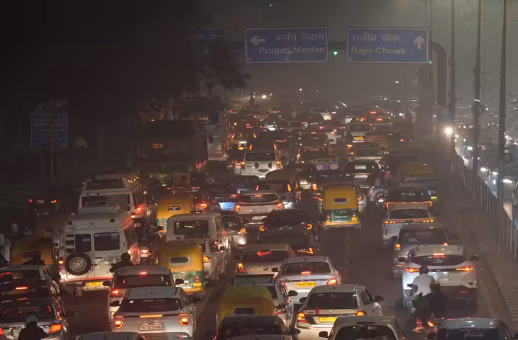 दिल्ली में 78 हजार पुराने भारी वाहन होंगे अपग्रेड, BS-6, CNG या EV खरीदने पर मिलेंगी बड़ी छूट; सरकार ने शुरू की तैयारी