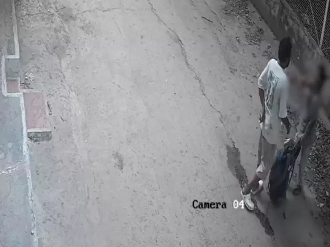 ग्वालियर में बीच सड़क युवती से बदसलूकी, टी-शर्ट फाड़कर किया अर्धनग्न; वायरल वीडियो से मचा हड़कंप