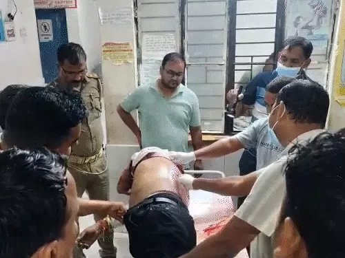जौनपुर में यूनियन बैंक मैनेजर ने चलती कार में खुद को मारी गोली, डिवाइडर से टकराई कार; जांच में जुटी पुलिस