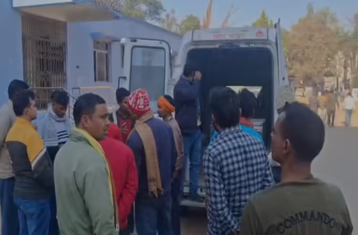 स्कूल बस और ट्रक की टक्कर में दो शिक्षकों की मौत