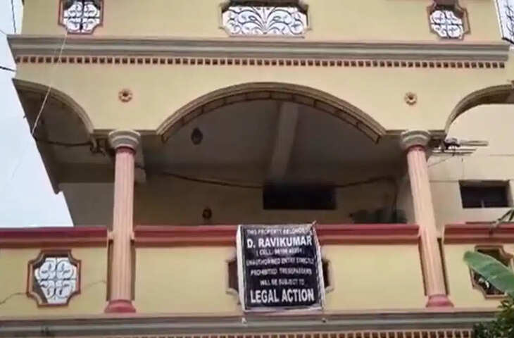 संपत्ति विवाद में बुजुर्ग दंपति का घर के सामने प्रदर्शन, बेटे पर लगाया घर खाली कराने का दबाव बनाने का आरोप