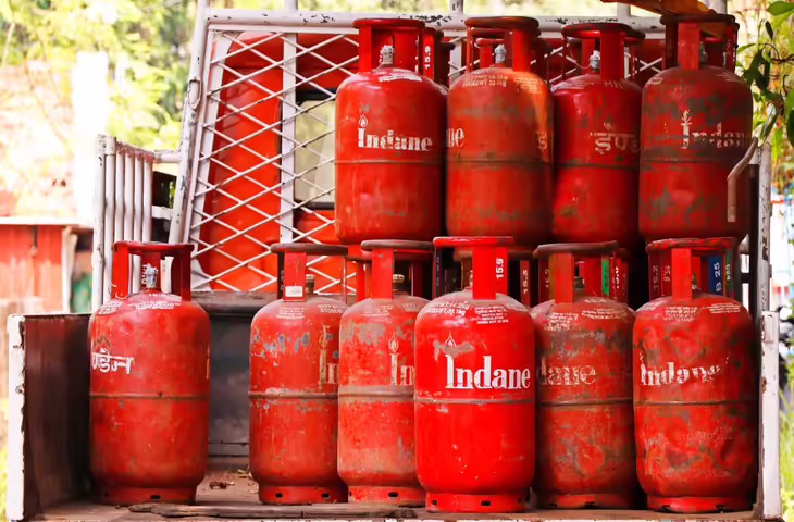 LPG Cylinder Price Today: महंगाई के बीच गैस उपभोक्ताओं के लिए जरूरी खबर, जानिए आज आपके शहर में कितने रुपये का मिल रहा सिलेंडर