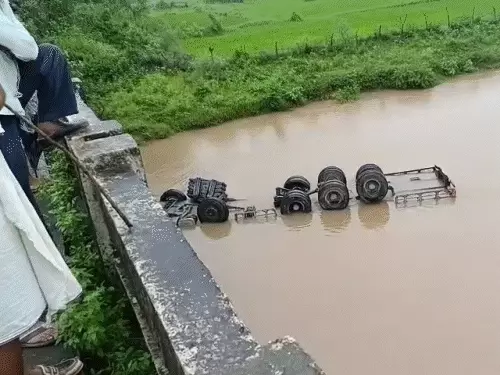 Damoh News: चीलघाट पुल से नदी में गिरा सीमेंट से लदा 18 चक्का ट्रक, SDRF ने शुरू किया रेस्क्यू