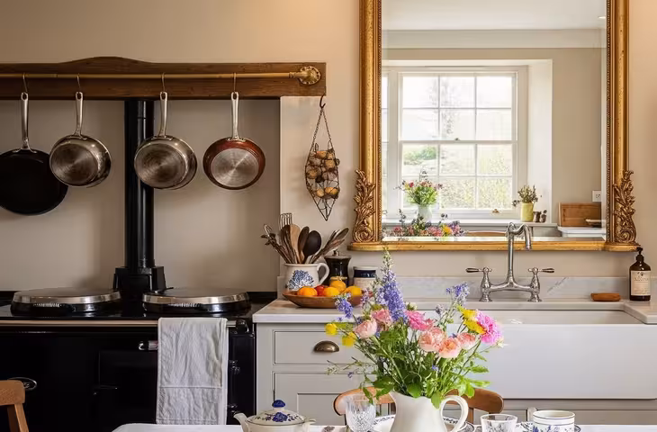 Kitchen Vastu Tips: किचन की ये छोटी-छोटी गलतियां बन सकती हैं आर्थिक तंगी की वजह! जानिए धन वृद्धि के आसान वास्तु उपाय
