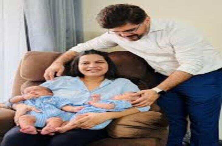 मुजफ्फरनगर की एसडीएम अपूर्वा यादव इन दिनों एक निजी खुशी को लेकर चर्चा में हैं। अपूर्वा यादव जुड़वा बेटों की मां बनी हैं। उन्होंने सोशल मीडिया पर एक भावुक पोस्ट के जरिए यह खुशखबरी साझा की। पोस्ट में उन्होंने लिखा, "हम 2 से 4 हो गए।" इसके साथ ही उन्होंने अपनी जिंदगी के इस नए पड़ाव की तस्वीरें भी साझा की हैं।  अपूर्वा यादव की यह पोस्ट सामने आने के बाद सोशल मीडिया पर उन्हें बधाइयां देने वालों का तांता लग गया। लोगों ने उनके परिवार में आई इस खुशी पर शुभकामनाएं दीं। हालांकि, उनकी पहचान सिर्फ प्रशासनिक अधिकारी के तौर पर नहीं है। अपूर्वा ने यूपीपीएससी जैसी कठिन प्रतियोगी परीक्षा को कई प्रयासों के बाद पास कर एसडीएम बनने का सफर तय किया है।  चौथे प्रयास में क्रैक की UPPSC  अपूर्वा यादव की सफलता की कहानी भी काफी प्रेरणादायक बताई जाती है। उन्होंने उत्तर प्रदेश लोक सेवा आयोग यानी UPPSC की परीक्षा पास करने के लिए कई प्रयास किए। मीडिया रिपोर्टों के मुताबिक, उन्होंने चौथे प्रयास में परीक्षा क्रैक की थी।  प्रतियोगी परीक्षाओं की तैयारी के दौरान लगातार असफलताओं के बावजूद प्रयास जारी रखना किसी भी अभ्यर्थी के लिए चुनौतीपूर्ण होता है। अपूर्वा ने भी अपने लक्ष्य को हासिल करने के लिए लगातार मेहनत की और आखिरकार प्रशासनिक सेवा में जगह बनाई।  अब परिवार में चार सदस्य  अपूर्वा ने जुड़वा बेटों के जन्म के बाद सोशल मीडिया पर अपनी खुशी साझा करते हुए लिखा कि पहले परिवार में दो लोग थे, अब चार हो गए हैं। उनका यह छोटा-सा संदेश देखते ही देखते चर्चा में आ गया।  जुड़वा बच्चों के जन्म के बाद परिवार और करीबियों की ओर से उन्हें बधाई संदेश मिल रहे हैं। सोशल मीडिया यूजर्स ने भी उनके पोस्ट पर शुभकामनाएं दीं और बच्चों के स्वस्थ एवं खुशहाल जीवन की कामना की।  पढ़ाई और प्रशासनिक सेवा का सफर  UPPSC जैसी प्रतियोगी परीक्षा को पास करने के बाद प्रशासनिक सेवा में जिम्मेदारी संभालना अपने आप में एक बड़ी उपलब्धि मानी जाती है। अपूर्वा यादव की कहानी में परीक्षा की तैयारी, लगातार प्रयास और लक्ष्य के प्रति प्रतिबद्धता का पहलू सामने आता है।  अब उनके जीवन में एक और महत्वपूर्ण अध्याय जुड़ गया है। प्रशासनिक जिम्मेदारियों के साथ परिवार में जुड़वा बेटों का आगमन उनके लिए व्यक्तिगत तौर पर खास पल है।  उनकी "हम 2 से 4 हो गए" वाली पोस्ट सोशल मीडिया पर लोगों को खूब पसंद आ रही है। लोग उनके पेशेवर सफर के साथ-साथ जीवन के इस नए और खुशहाल अध्याय के लिए भी उन्हें बधाई दे रहे