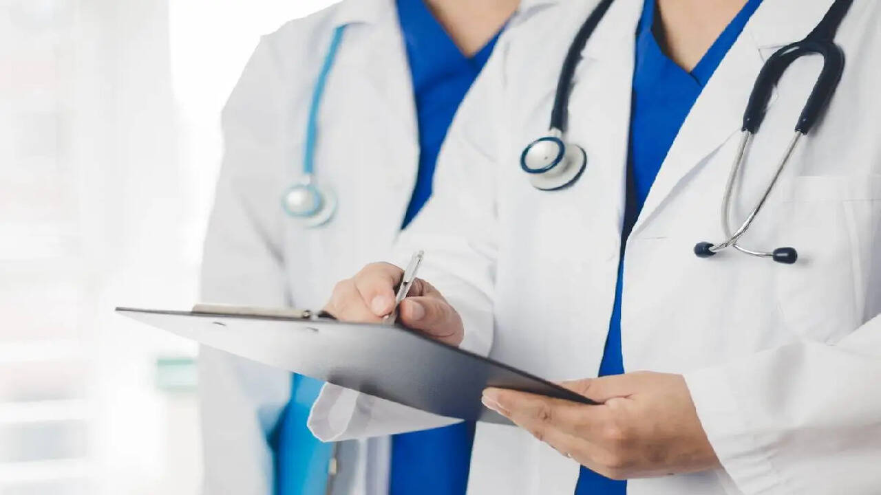 Medical Education Update: 10वीं पास छात्र भी बन सकेंगे आयुर्वेदिक डॉक्टर, जानें 7 साल के BAMS कोर्स और NEET PA की पूरी जानकारी