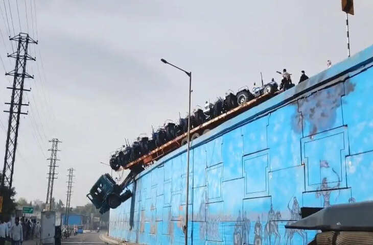 मथुरा में बड़ा सड़क हादसा टला, पुल की रेलिंग पर लटका ट्रैक्टरों से भरा ट्रॉला, मौके पर विवाद