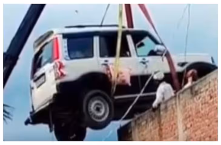 बिहार में पार्किंग का गजब जुगाड़, चोरों से बचानी थी स्कॉर्पियो, शख्स ने क्रेन से सीधे छत पर पहुंचा दी गाड़ी