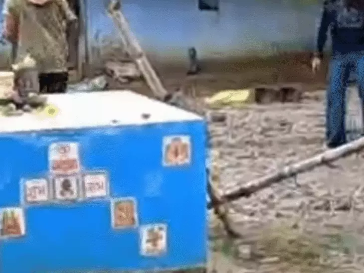 शराब के लिए रुपए नहीं दिए तो युवक के सिर पर डंडे से हमला, नागौद में तीन लोगों ने की मारपीट; वीडियो वायरल