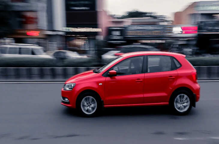 लखनऊ में दर्दनाक हादसा: चलती कार का दरवाजा अचानक खुलने से स्कूटी सवार की मौत, चालक फरार