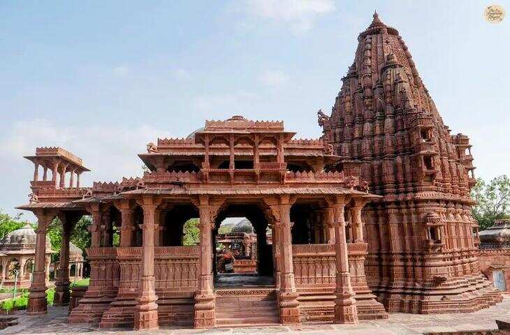 राजस्थान को अपनी समृद्ध संस्कृति, लोक परंपराओं और अनूठी मान्यताओं के लिए जाना जाता है। प्रदेश में कई ऐसी परंपराएं आज भी देखने को मिलती हैं, जो देश के दूसरे हिस्सों से बिल्कुल अलग हैं। ऐसी ही एक अनोखी परंपरा जोधपुर के मंडोर क्षेत्र से जुड़ी है, जहां रावण को केवल रामायण का खलनायक नहीं, बल्कि सम्मानित पूर्वज और विद्वान के रूप में देखा जाता है।  रावण को मानते हैं विद्वान और शिव भक्त  रामायण की कथा में रावण को लंका का राजा और भगवान राम का विरोधी बताया गया है। लेकिन राजस्थान के कुछ समुदायों में रावण को महान विद्वान, शिव भक्त और शक्तिशाली राजा के रूप में सम्मान दिया जाता है।जोधपुर के मंडोर से जुड़ी मान्यता के अनुसार रावण का संबंध इस क्षेत्र से माना जाता है। कुछ स्थानीय परंपराओं में रावण और उसकी पत्नी मंदोदरी के विवाह को मंडोर से जोड़ा जाता है। इसी वजह से यहां रावण को लेकर धार्मिक और सांस्कृतिक आस्था देखने को मिलती है।  दशहरे पर नहीं जलाते रावण का पुतला जहां देश के अधिकांश हिस्सों में दशहरे पर रावण, कुंभकरण और मेघनाद के पुतले जलाए जाते हैं, वहीं रावण को पूजने वाले समुदायों के लिए यह दिन अलग महत्व रखता है।कुछ समुदाय दशहरे के दिन रावण का पुतला जलाने के बजाय उसकी पूजा करते हैं। उनके लिए रावण बुराई का प्रतीक नहीं, बल्कि अपने कुल और परंपरा से जुड़ा सम्मानित व्यक्तित्व है।  रावण का मंदिर भी है मंडोर क्षेत्र में रावण से जुड़ा एक मंदिर भी बताया जाता है। यहां रावण की प्रतिमा स्थापित है और विशेष अवसरों पर पूजा-अर्चना की जाती है। रावण की पूजा करने वाले लोगों का मानना है कि वह भगवान शिव का परम भक्त था और उसे वेदों तथा शास्त्रों का गहरा ज्ञान था।कुछ स्थानीय मान्यताओं में रावण को ज्योतिष, आयुर्वेद और संगीत का ज्ञाता भी बताया जाता है। हालांकि, इन दावों में पौराणिक और लोक परंपराओं का महत्वपूर्ण योगदान है और इन्हें ऐतिहासिक तथ्य के रूप में अलग से प्रमाणित करना जरूरी है।  कौन लोग करते हैं रावण की पूजा? राजस्थान में रावण की पूजा से जुड़ी परंपराएं कुछ खास समुदायों में देखने को मिलती हैं। विशेष रूप से कुछ श्री माली/दवे या रावण से अपनी वंश परंपरा जोड़ने वाले समूहों में यह आस्था बताई जाती है। अलग-अलग क्षेत्रों में इस परंपरा की वजह और स्वरूप भी अलग हो सकता है।इसी कारण पूरे राजस्थान को रावण पूजने वाली परंपरा से जोड़ना सही नहीं होगा। यह मुख्य रूप से कुछ स्थानीय समुदायों और परिवारों की विशिष्ट धार्मिक-सांस्कृतिक मान्यता है।  रावण को देखने का अलग नजरिया रावण की पूजा की यह परंपरा यह भी बताती है कि भारतीय लोक संस्कृति में किसी ऐतिहासिक या पौराणिक पात्र को देखने के नजरिए अलग-अलग हो सकते हैं। जहां एक ओर रावण को अहंकार और अधर्म के प्रतीक के रूप में देखा जाता है, वहीं दूसरी ओर कुछ समुदाय उसकी विद्वता, शिव भक्ति और स्थानीय संबंधों को महत्व देते हैं।राजस्थान की यह अनोखी परंपरा आज भी लोगों के लिए जिज्ञासा का विषय बनी हुई है। रावण का पुतला जलाने के बजाय उसकी पूजा करना देश की विविध लोक परंपराओं और धार्मिक मान्यताओं का एक ऐसा उदाहरण है, जो राजस्थान की सांस्कृतिक विविधता को खास पहचान देता है।