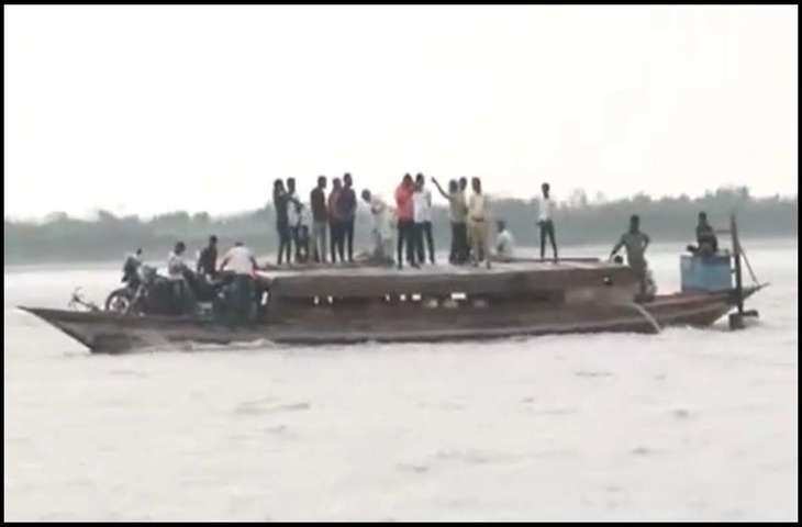 Kampur असम के धुबरी घाट में मतदाता मतदान केंद्र तक पहुंचने के लिए कर रहे नावों का इस्तेमाल