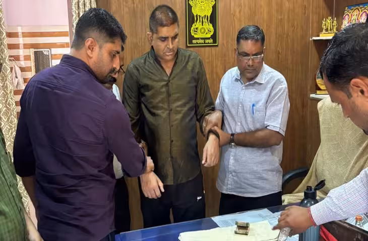 जयपुर में थानेदार 50 हजार रुपए की रिश्वत लेते गिरफ्तार, फुटेज में देखें सड़क निर्माण नहीं रोकने के बदले मांगी थी घूस