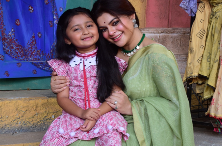 राष्ट्रीय जांच एजेंसी (एनआईए) ने गुरुवार को कहा कि उसने तमिलनाडु में सत्यमंगलम के पास उसके ठिकाने से आशिफ उर्फ मथिलाकथ कोदायिल अशरफ नामक व्यक्ति की गिरफ्तारी के साथ केरल स्थित आईएसआईएस मॉड्यूल का भंडाफोड़ किया।  एनआईए ने कहा, "हमने केरल स्थित आईएसआईएस मॉड्यूल का भंडाफोड़ करके पूजा स्थलों पर संभावित आतंकी हमलों को रोक दिया है।"   विश्&zwj;वसनीय इनपुट और जांच के आधार पर एनआईए ने केरल पुलिस के आतंकवाद-रोधी दस्ते (एटीएस) के साथ एक संयुक्त अभियान चलाया और कई स्थानों की तलाशी ली।  त्रिशूर में तीन स्थानों और पलक्कड़ में एक स्थान पर छापे मारे गए, जिससे आईएस मॉड्यूल का भंडाफोड़ हुआ, जो टोही मिशन चला रहा था और आतंकवादी हमलों की साजिश रच रहा था।   मंगलवार को एनआईए ने आशिफ को सत्यमंगलम से गिरफ्तार कर लिया। अगले दिन आशिफ के साथ-साथ तीन अन्य लोगों के घरों में तलाशी ली गई, जिनकी पहचान त्रिशूर के सैय्यद नबील अहमद, शियास टी.एस. और पलक्कड़ के रईस के रूप में की गई। इन छापों के दौरान डिजिटल उपकरण और आपत्तिजनक दस्तावेज़ जब्त किए गए।   एनआईए के एक अधिकारी ने कहा, "मॉड्यूल आईएस गतिविधियों को बढ़ावा देने और डकैती और अन्य आपराधिक गतिविधियों को अंजाम देकर आतंकी हमलों को अंजाम देने के लिए धन जुटाने में लगा हुआ था। उन्होंने पहले ही राज्य में पूजा स्थलों सहित कुछ प्रमुख स्थानों की रेकी कर ली थी। उनका इरादा आतंक फैलाने और केरल में सांप्रदायिक विभाजन पैदा करने का था।"  एनआईए ने 11 जुलाई को भारतीय दंड संहिता और गैरकानूनी गतिविधियां (रोकथाम) अधिनियम की विभिन्न धाराओं के तहत मामला दर्ज किया था।