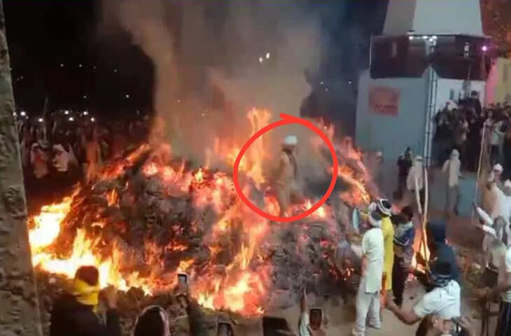 मथुरा: फालैन गांव में संजू पंडा ने 5200 साल पुरानी परंपरा निभाई, होलिका की लपटों से पार होकर दिखाया आस्था का जलवा