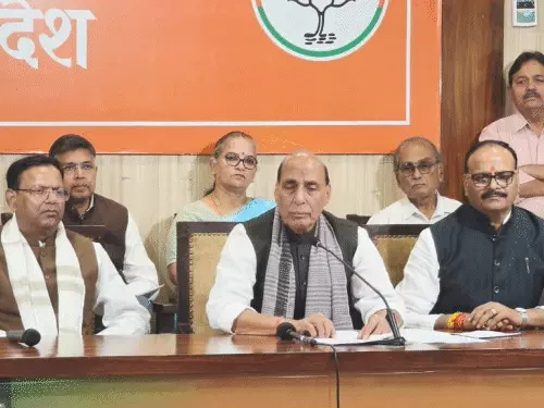 लखनऊ में राजनाथ सिंह की प्रेस कॉन्फ्रेंस में मेयर सुषमा खर्कवाल दूसरी पंक्ति में बैठीं, पहली लाइन में डिप्टी सीएम ब्रजेश पाठक को मिली जगह